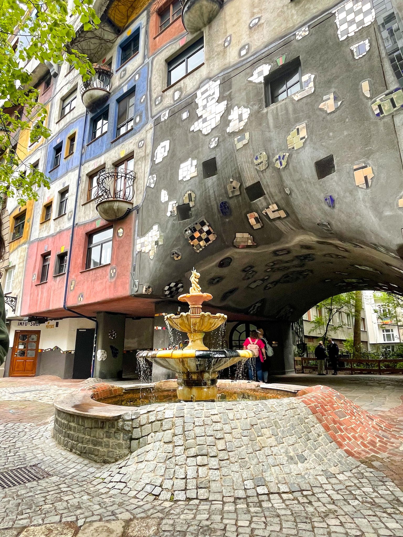 Hundertwasserhaus vienne deal emma