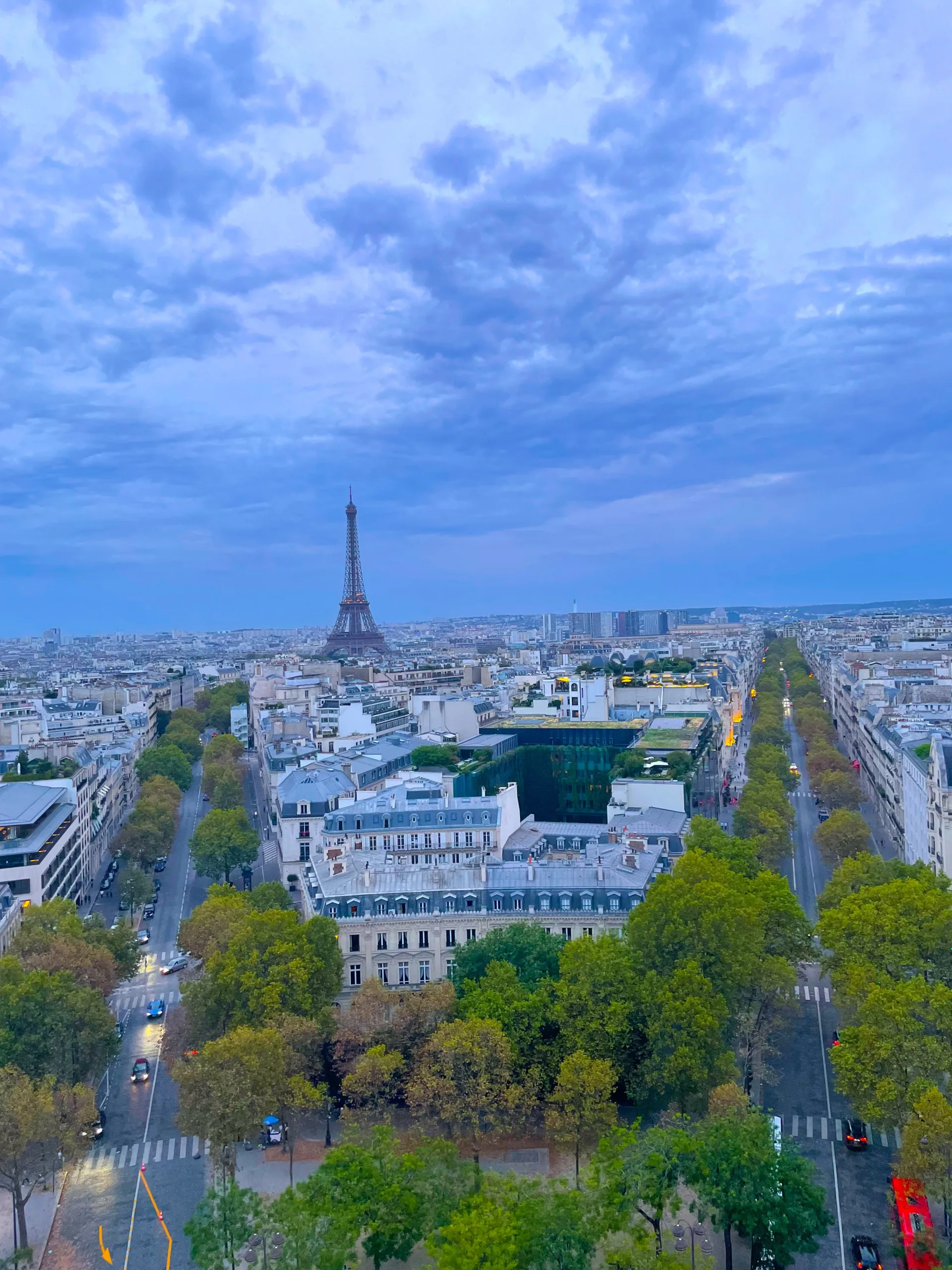 Vue en haut de l'arc de triomphe paris